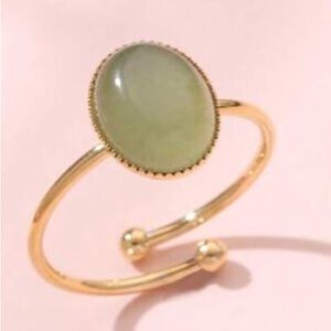 Elegant 18k Gold and Green Ring